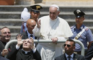 Une casquette blanche de baseball a été lancée au pape François lors de sa visite à la paroisse San Gerlando de Lampedusa, Italie. La casquette a été capturée par son secrétaire personnel Msgr. Alfred Xuereb (photo CNS/Paul Haring).