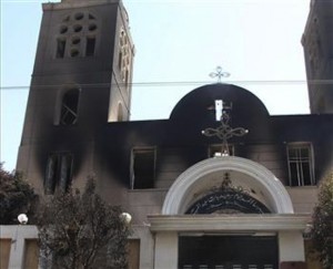 L'église copte orthodoxe Prince Tadros de Al-Minya incendiée par les islamistes (photo The Guardian).