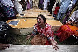 Une chrétienne pleure sur le cercueil de son frère, l'une des 126 victimes de l'attaque-suicide d'islamistes contre une église protestantes de Peshawar, Pakistan (photo CNS/Fayaz Aziz, Reuters).    