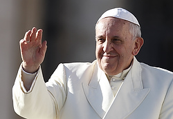 Le pape salue la foule à son départ lors de l'audience générale du mercredi sur la Place St-Pierre (photo CNS/Paul Haring)