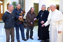 Le pape François converse avec trois sans abris de Rome en guise de célébration de son 77e anniversaire de naissance le 17 décembre (photo CNS/L'Osservatore Romano via Reuters).