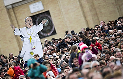 Un pèlerin arbore une joyeuse caricature du pape François lors de l'Angelus dominicale sur la Place St-Pierre (CNS photo/Max Rossi, Reuters).