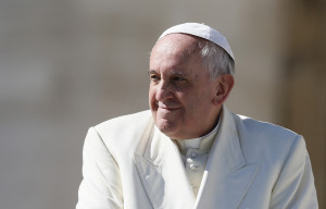 « Le pape est un homme qui rit, pleure, dort et a des amis comme tout le monde», a déclaré le pape François voulant mettre fin à une certaine mythologie par rapport à sa personne (photo CNS/Paul Haring).
