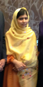 Malala Yousafzai se fait connaître du grand public début 2009, à 11 ans, par son témoignage intitulé Journal d'une écolière pakistanaise sur un blog en ourdou de la BBC. Sous le pseudonyme de Gul Makai, elle dénonce les violences des talibans qui  incendient les écoles pour filles et assassinent leurs opposants (Photo: USAID blog - Wikipedia)