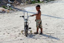 MP3 Un enfant syrien dans un camp de réfugiés à Tripoli, au Liban (Photo :Radio Vatican).