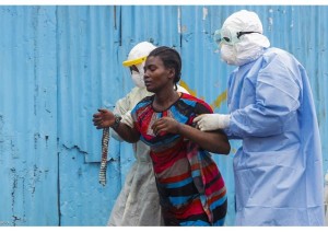 Des infirmières escortent une femme suspectée d'être infectée par le virus Ebola, à Monrovia, au Liberia (photo Radio Vatican).