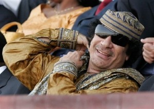 L'ex-homme fort libyen en fuite, Mouammar Kadhafi, veut lancer «une guérilla» pour combattre les rebelles. Il exclut totalement de se rendre (photo senenews.com)