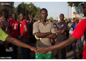 Des manifestants dans les rues de Oua gadougou, jeudi le 30 octobre (photo Reuters).