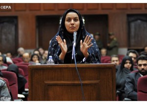 Rayaneh Jabbari le 15 décembre 2008, de vant un tribunal de Téhéran (photo EPA)
