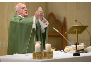 Le pape François célébrant la messe de mardi matin, le 14 octobre 2014, à Ste Marthe (photo Radio-Vatican).