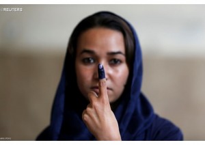 Une afghane, après avoir voté pour la présidentielle, en juin dernier à Kaboul (photo Reuters).