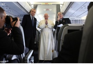 Le pape sur l'avion, de Rome à ankara (photo AFP).