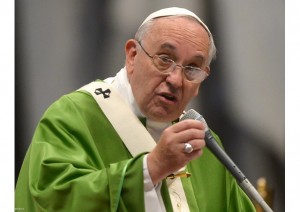 Le pape François lors de la messe de remerciement pour la canonisation de saint François de Laval et sainte Marie de l'incarnation (photo Ansa)