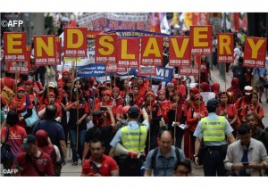 Des travailleurs migrants en Indonésie, manifestant contre l'esclavagisme (photo AFP).