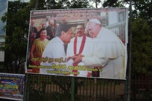 "Avec la bénédiction de Sa Sainteté, vous serez notre président encore une fois", proclament les affiches de la campagne de Mahinda Rajapaksa. © Ucanews