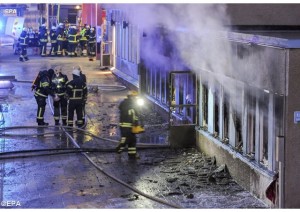 Une mosquée incendiée en Suède (photo EPA).