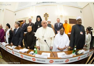 Les leaders des religions du monde entier réunis autour deu pape Franois, le 2 décembre 2014, ausiège de l'Académiie pontificale des Sciences (photo: Osservatore Romano).