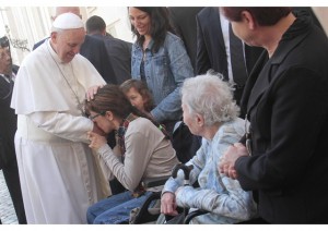 LKe pape François saluant des malades (photo ANSA).
