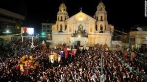 La foule des fidèles lors de la procession de la statue du 'Nazaréen noir' sur la place de l'église de Quiapo, à Manille, le 9 janvier 2013 (photo DR).