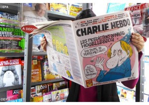 Lecteur de la dernière parution dujournal Charlie Hebdo avant les assassinats de mercredi le 7 janvier (photo EPA). 