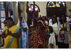 La prière des fidèles au sanctuaire marial de Madhu dans le nord du pays. Le pape s'y rendra, mercredi le 14 janvier (photo AFP). 