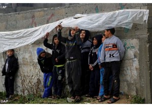 Des jeunes sous la pluie à Gaza (photo AP)
