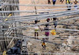 Des enfants jouent dans un quartier pauvre d'Abidjan (Côte d'Ivoire (photo: AFP)
