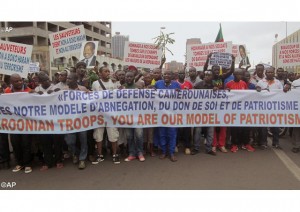 Manifestants de la marche de soutien à l'armée camerounaise (photo: AFP).