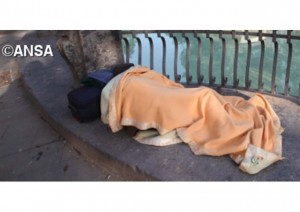 Un sans-abri dort dans la rue (photo ANSA).