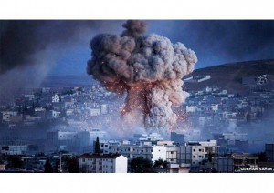 Une explosion a Kobané (`Syrie) pendant les affrontements entre les pesrgas kurdes et les djihadistes de l'État islamique (photo Radio-Vatican).