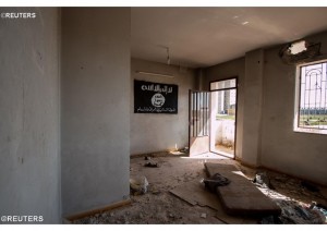 Un drapeau de l'État islamique dans le village de Tel Hamis, d'où des chrrétiiens ont été enlevés, et certains relâchés (photo Reuters).