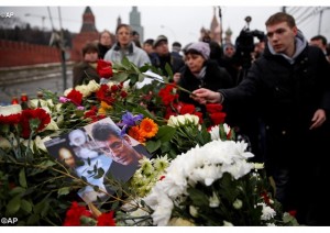 Des gens déposent des gerbes e fleurs en hommage à Maris Nemtsov, sur le pont où il a été abbattu, à Moscou (photo: AP).