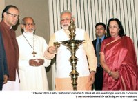 17 février 2015, Delhi: le Premier ministre N. Modi allume une lampe avant de s'adresser à un rassemblement de catholiques syro-malabars (photo DR).