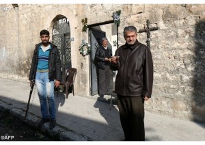 Des hommes armés gardent une église d'Alep, en décembre dernier (photo: AFP).
