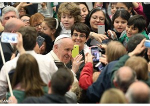 Le pape François, jeudi le 30 avril, lors de sa rencontre avec les communautés de vie chrétienne au Vatican (photo ANSA).