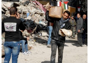 Un ravitaillement dans le camp de Yarmouk, au sud de Damas (Syrie) - (photo: EPA).