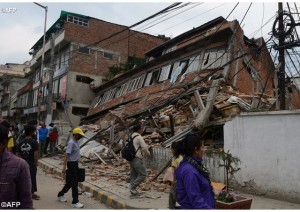 Un immeuble effondré à Katmandou, la capitale népalaise (photo: AFP).