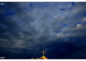Une croix en bois qui surplombe une colline à Chypre (photo: AP).