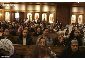 Des Égyptiens coptes, lors d'une messe au Caire, mi-avril (photo: Reuters).