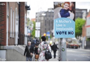 Dans une rue de Dublin, une affiche appelant à voter, «non» au référendum de vendredi, «L'amour d'une mère est irremplaçable, votez «non», peut-on lire sur cette affiche (photo: EPA).