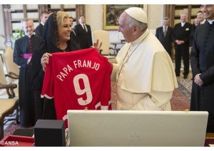 Le pape reçoit un maillot de football à son nom des mains de la présidente croate (photo ANSA)