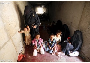 Le 2 mai dernier à Sanaa, des femmes et des enfants se sont réfugiés dans un conduit d'eau pour échapper aux combats dans le sud du Yemen (photo: Reuters).