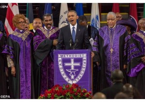 Barak Obama chantant amazing Grace, lors des funérailles des 9 noirs assassinés aux États-Unis (photo EPA).