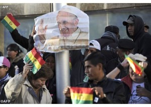Le pape François accueilli à l'aéroport d'El Alto, à La Pax (bolivie) (photo: AFP).