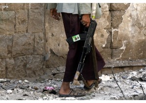 Un Houthi dans une rue De Sanaa 9Yemen) après une attaque à la voiture piégée (photo: EPA).