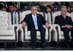 Le président guatémaltèque Otto Perez refuse de lâcher son siège présidentiel, malgré les accusations de corruption et des manifestations qui durent depuis quatre mois (photo: AP).