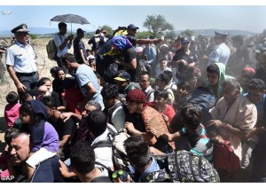 Des immigrants bloqués à la frontière entre la Grèce et la Macédoine, le 8 août dernier (photo: AP).