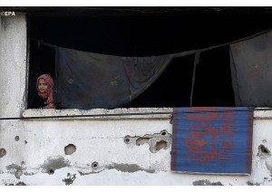 Une petite fille palestinienne à un balcon de Gaza (photo: EPA).