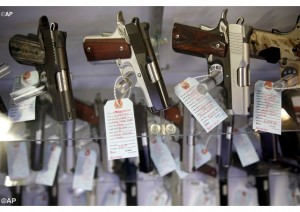 Des armes vendues dans un magasin aux USA (photo AP).