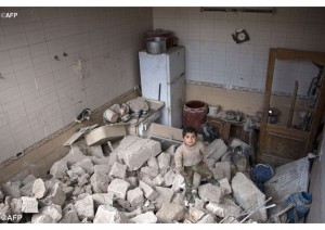Un nfant syrien dans les ruines de sa maison à Alep (Syrie0 (PHOTO: AFP).
